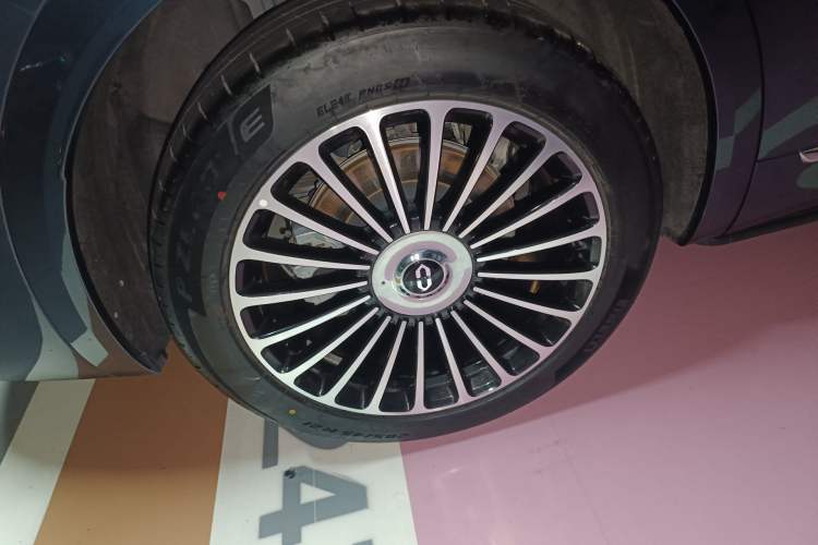 Used Hima AITO M8 2025 Extended-Range Ultra Version 53.4 kWh 5-Seater Edition Exterior 5