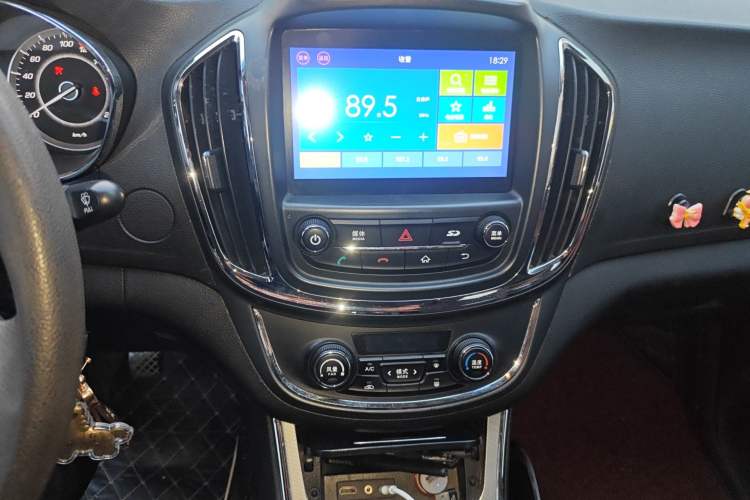 Used Baojun 560 2015 1.8L Manual Elite Edition Audio And AC Panel