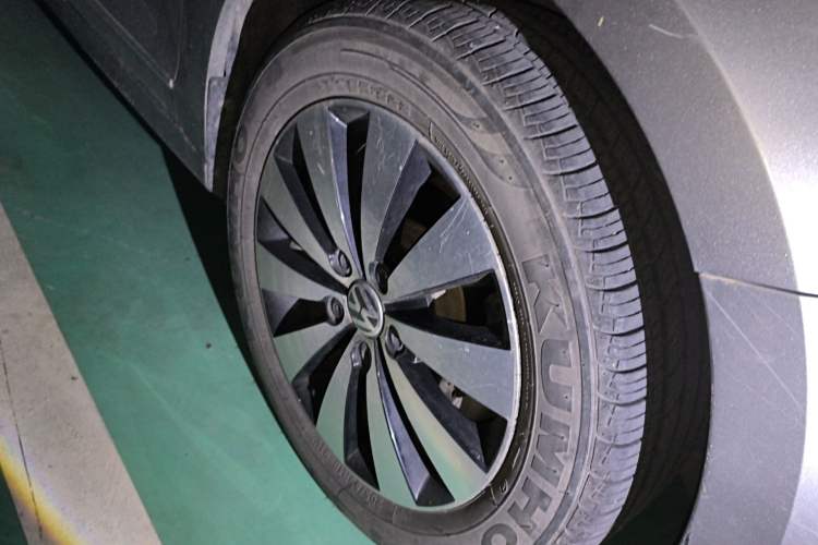 Used Volkswagen Sagitar 2018 1.6L Manual Comfort Model Right Front Wheel Hub