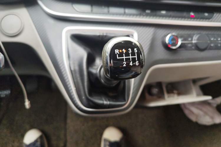 Used SAIC MAXUS Xintu V90 2019 2.0T Manual ZhiDuXing Rear-Drive Single-Tire Extended-Height Roof 7-Seater
