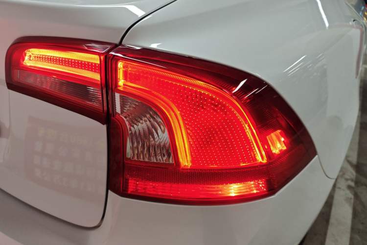 Used Volvo S60 2015 S60L 2.0T Zhiyuan Edition
