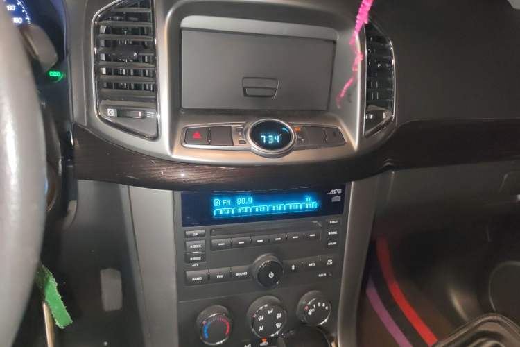 Used Chevrolet Captiva 2014 2.4L Two-Wheel Drive Urban Version 7 Seats Audio And AC Panel