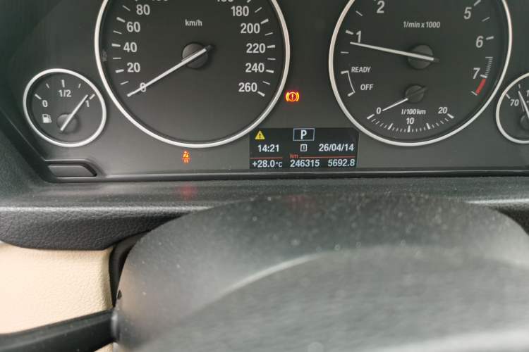 Used BMW 3 Series 2013 320Li Fashion Model Odometer Close Up