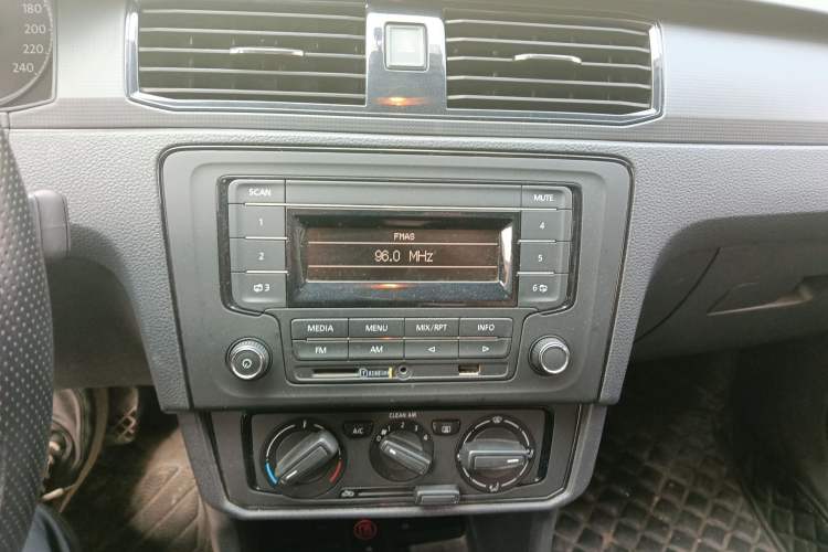 Used Volkswagen Santana 2021 1.5L Automatic Fashion Edition Audio And AC Panel