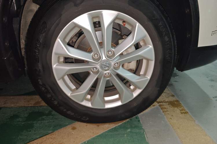 Used Nissan X-Trail 2014 2.0L CVT Comfort Edition 2WD Right Front Wheel Hub