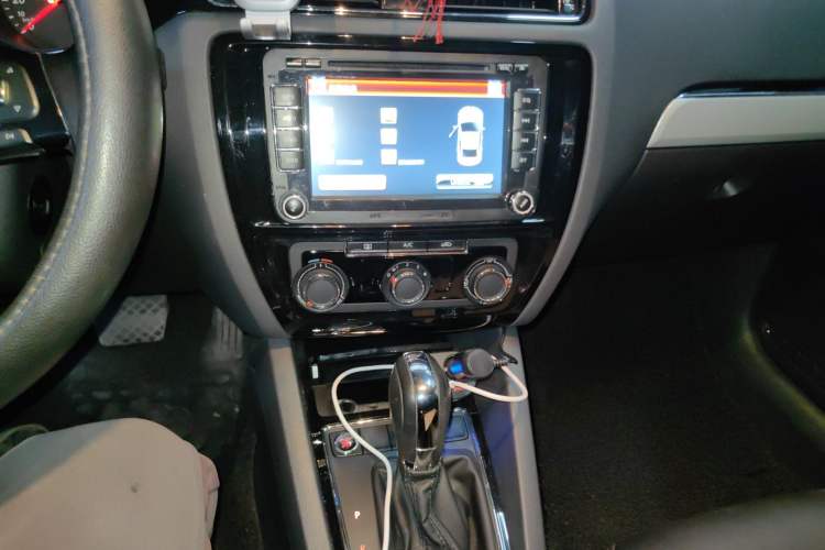 Used Volkswagen Sagitar 2017 1.6L Automatic Comfort Model Audio And AC Panel