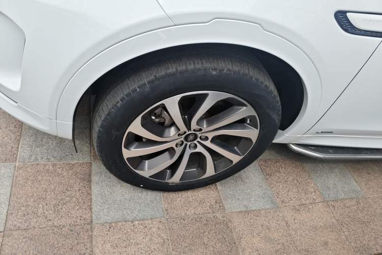 Used Land Rover Discovery Sport 2021 249 PS R-Dynamic S Performance Edition Left Front Wheel Hub