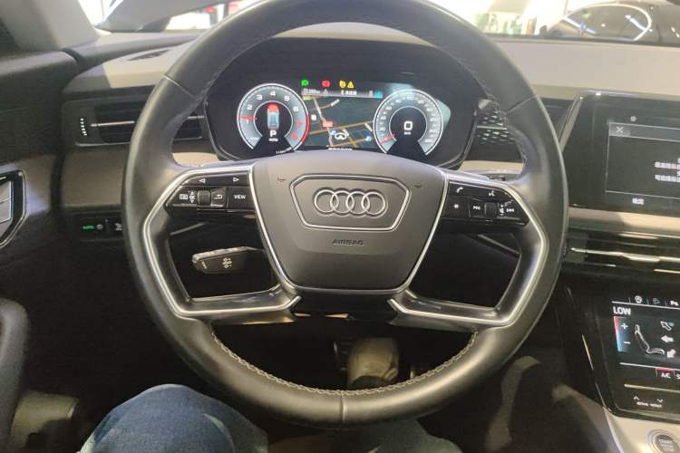 Used Audi Q6 2024 40 TFSI quattro Guanyun Edition Yulin Package 7 Seats Steering Wheel