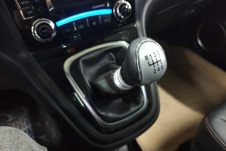 Used Haval H6 2014 Upgraded Model 1.5T Manual Two-Wheel Drive Elite Version Gear Lever