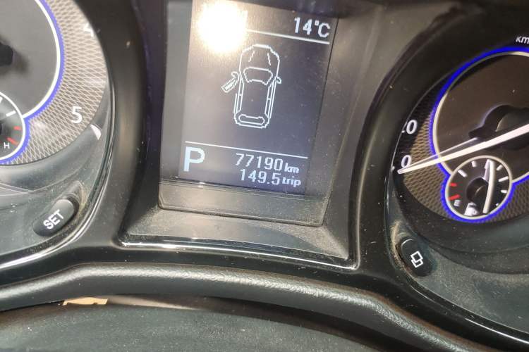 Used JMC Yusheng S350 2016 2.4T Automatic 2WD Diesel Luxury Version with Sunroof 7 Seats
