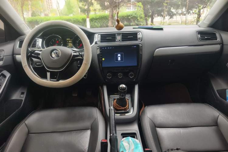 Used Volkswagen Sagitar 2015 1.6L Manual Comfort Model