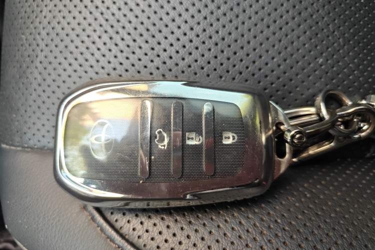 Used Toyota Highlander 2018 2.0T Four-Wheel Drive Prestige Version 7 Seats China VI Standard Vehicle Key