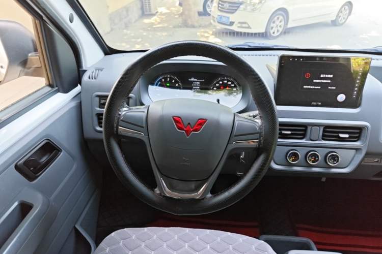 Used Wuling Yangguang 2024 300KM Comfort Version Passenger Van 75kW
