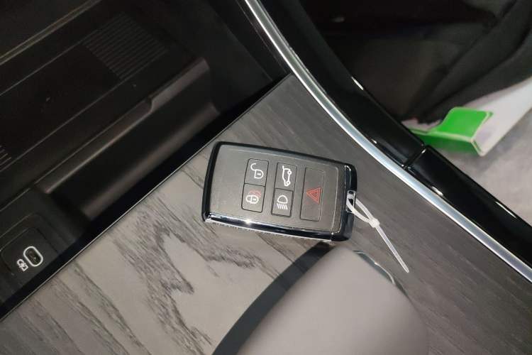 Used Land Rover Range Evoque 2026 Model Range Rover Velar L SE
