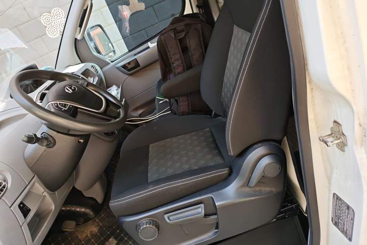 Used SAIC MAXUS Xintu V80 2023 2.0T AMT Classic Aoyuntong Short Wheelbase Ultra-Low Roof 5/6-Seater