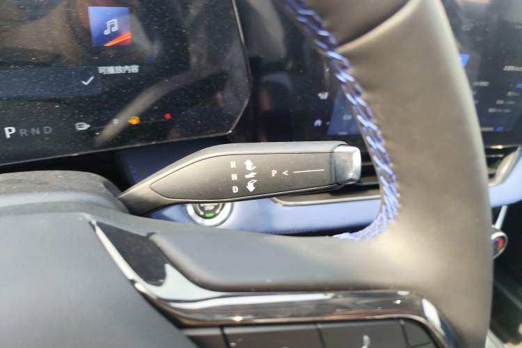 Used Chevrolet Equinox Plus 2024 102km RS Ultimate Edition Gear Lever