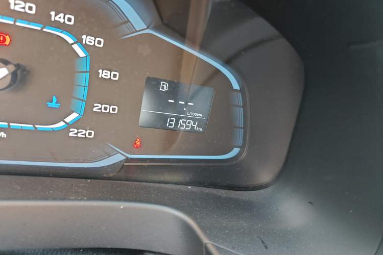 Used Roewe 360 2015 1.5L Manual Luxury Edition Odometer Close Up