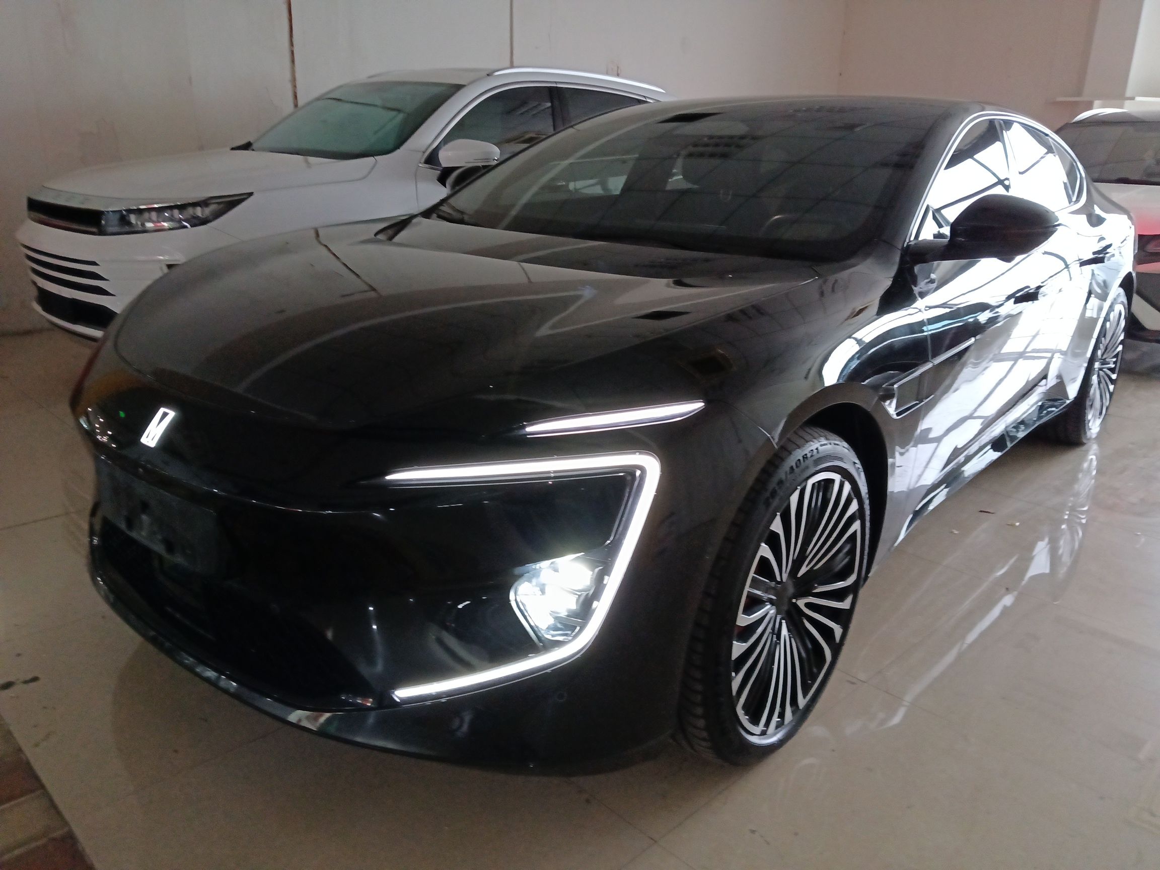 Под передней частью автомобиля