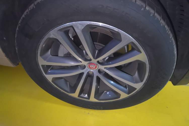 Used Jaguar F-PACE 2016 2.0T Two-Wheel-Drive R-Sport Sport Edition Right Front Wheel Hub