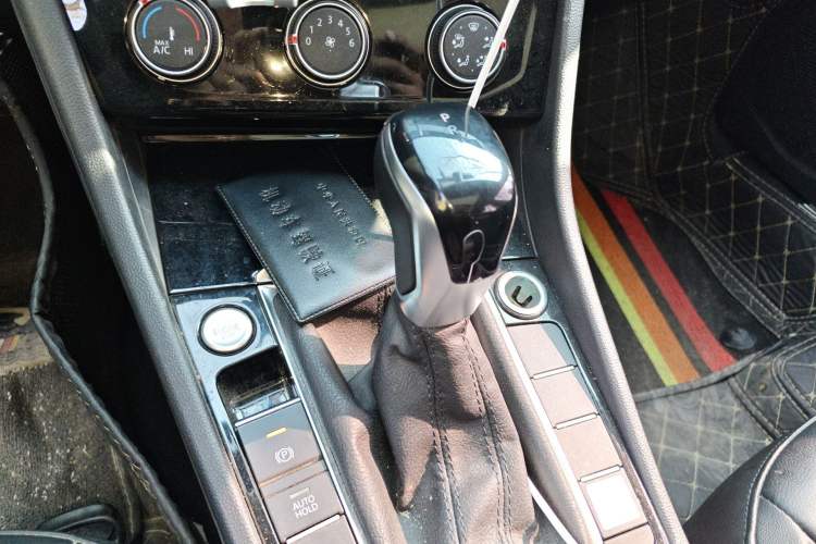 Used Volkswagen Sagitar 2022 280TSI DSG Excellence Edition Gear Lever