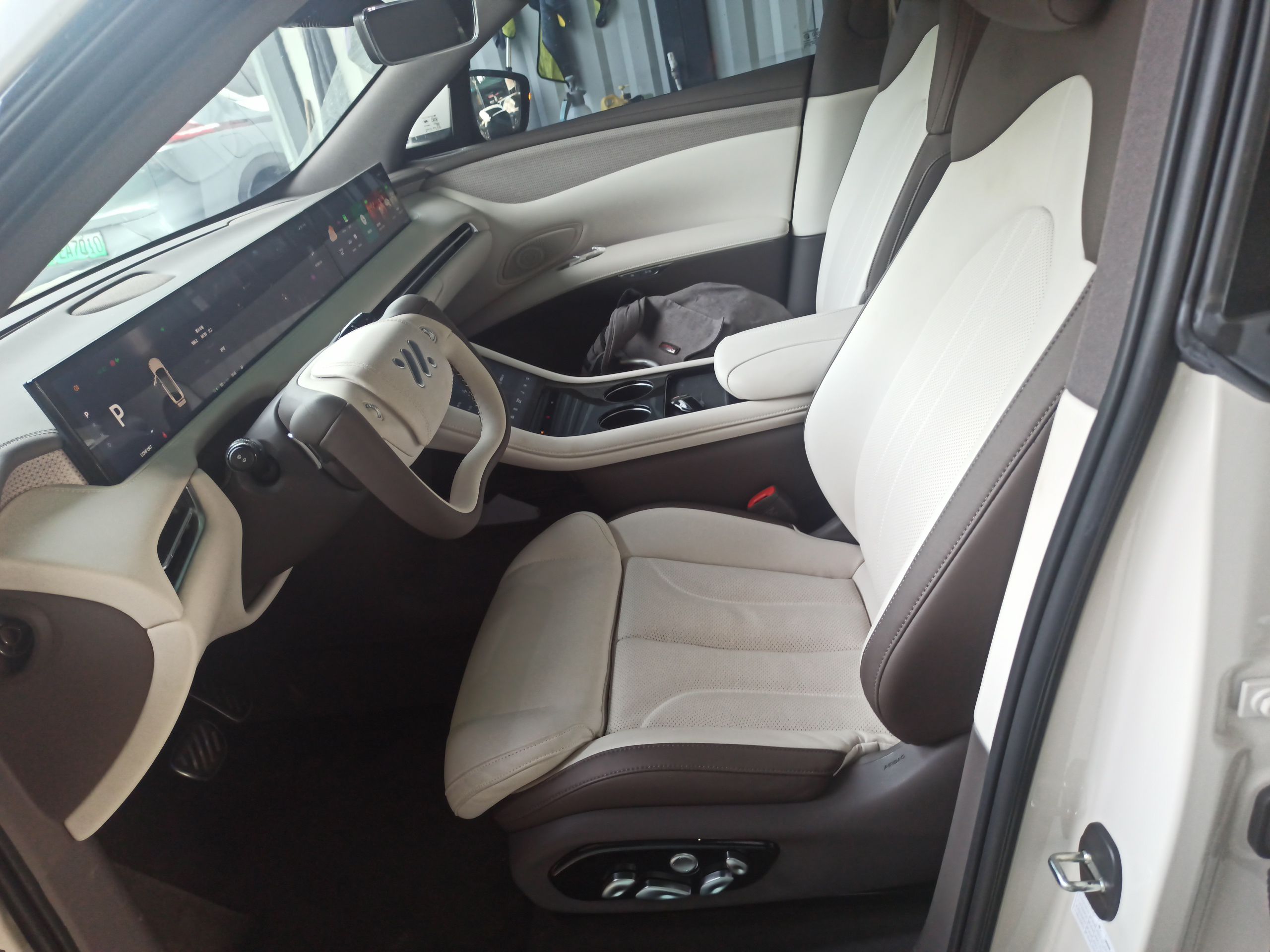 Переднее сиденье в автомобиле