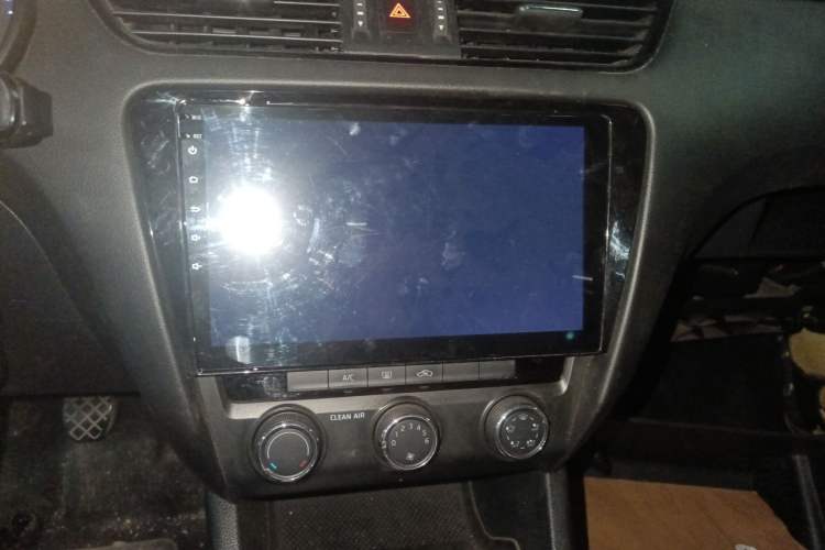 Used Skoda Octavia 2017 1.6L Manual Front-Wheel-Drive Version Audio And AC Panel