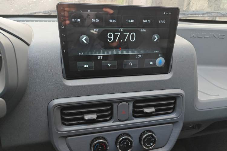 Used Wuling Yangguang 2024 300KM Comfort Version Passenger Van 75kW