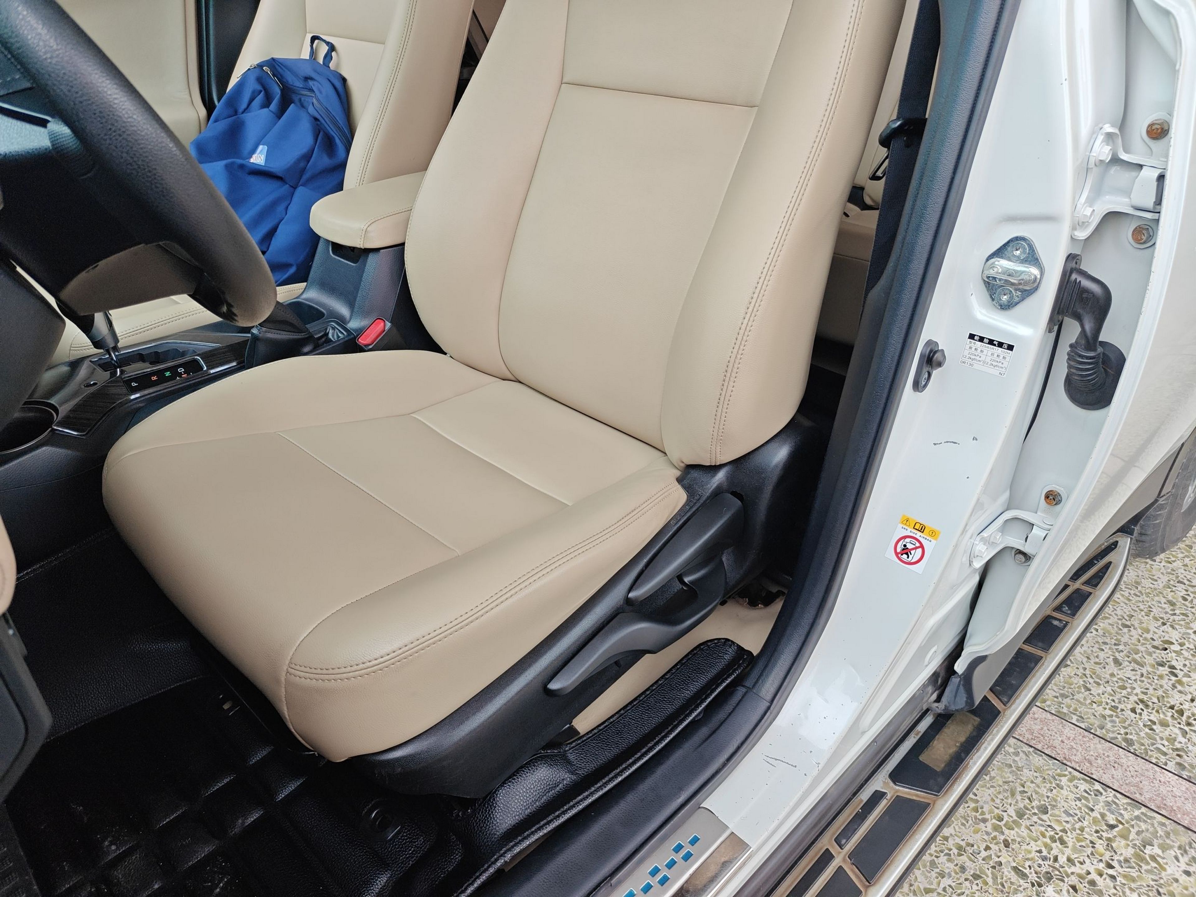 المقاعد الأمامية داخل السيارة