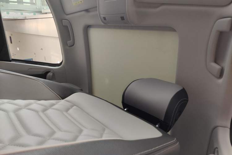 Used Volkswagen Tayron 2023 330TSI Two-Wheel-Drive Luxury Plus Advanced Version Headliner