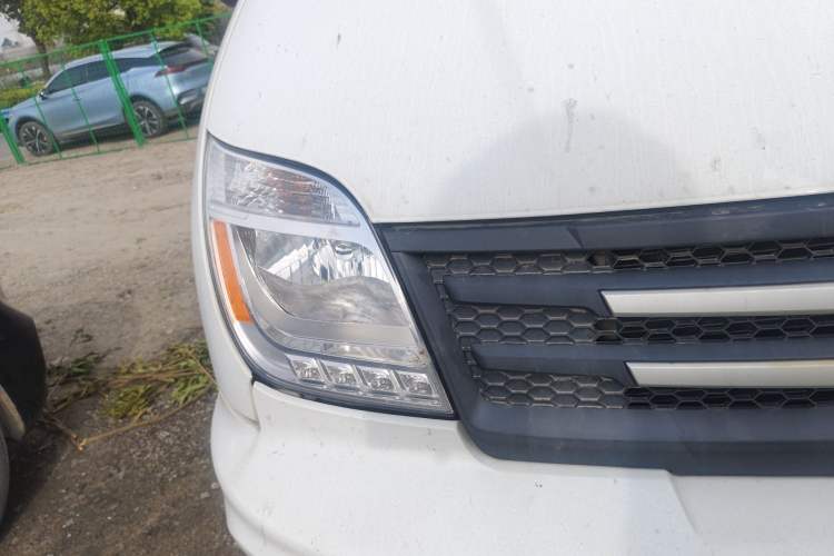 Used SAIC MAXUS Xintu V80 2021 2.0T Manual Classic Aoyuntong Long Wheelbase Mid-Roof 6/7/8/9-Seater Right Front Headlight