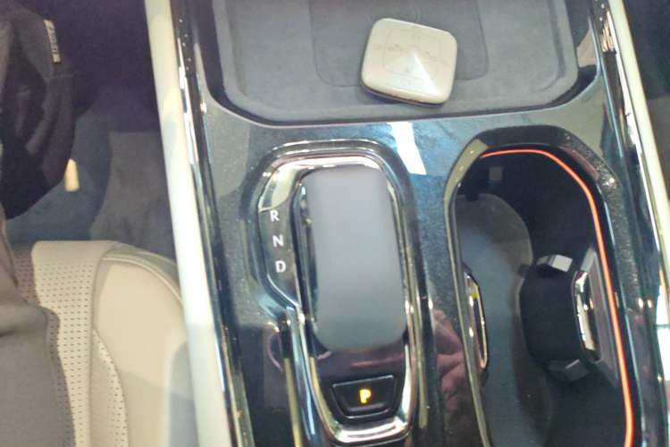 Used Zeekr 009 2024 Six-Seat Executive Version 4WD 108 kWh Gear Lever