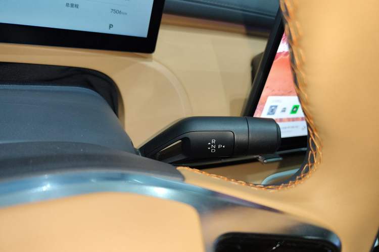 Used Geely Galaxy Xingjian 7 EM-i 2025 120km Flagship Edition Gear Lever