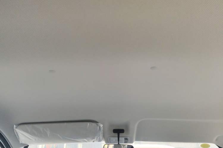 Used Wuling Yangguang 2024 300KM Comfort Version Passenger Van 75kW