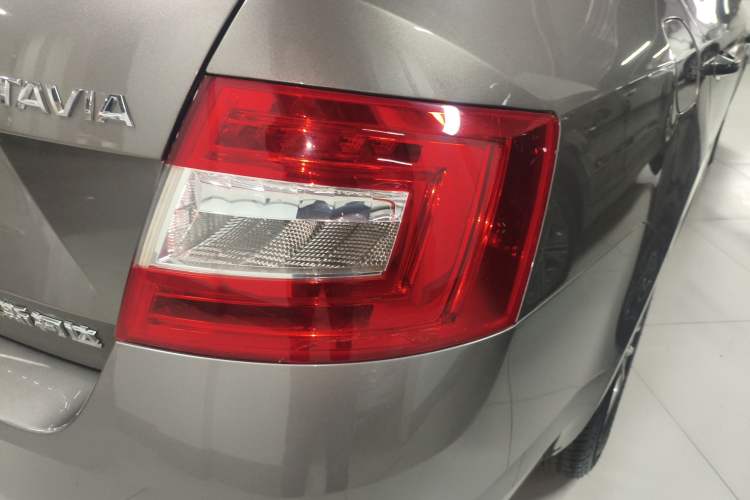 Used Skoda Octavia 2017 Classic Model 1.6L Automatic Comfort Edition Right Rear Taillight