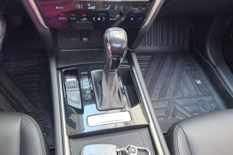 Used Venucia T90 2020 2.0L CVT Smart Connect & Smooth Drive Edition Gear Lever