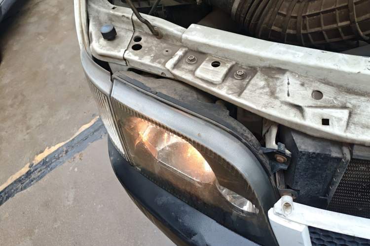 Used Ford Classic Transit 2013 2.8T Refurbished Diesel Ice-White Logistics Vehicle Long Wheelbase Mid-Roof Model JX493ZLQ4 Right Front Headlight