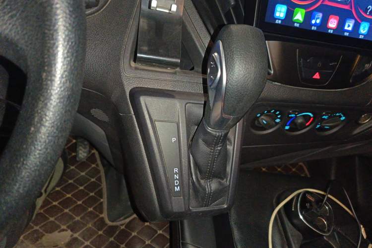 Used Ford Transit 2022 2.0T Gasoline Automatic Multi-Function Commercial Vehicle Mid-axle Low-Roof Design with Dual Rear Doors Meeting China VI Emission Standards