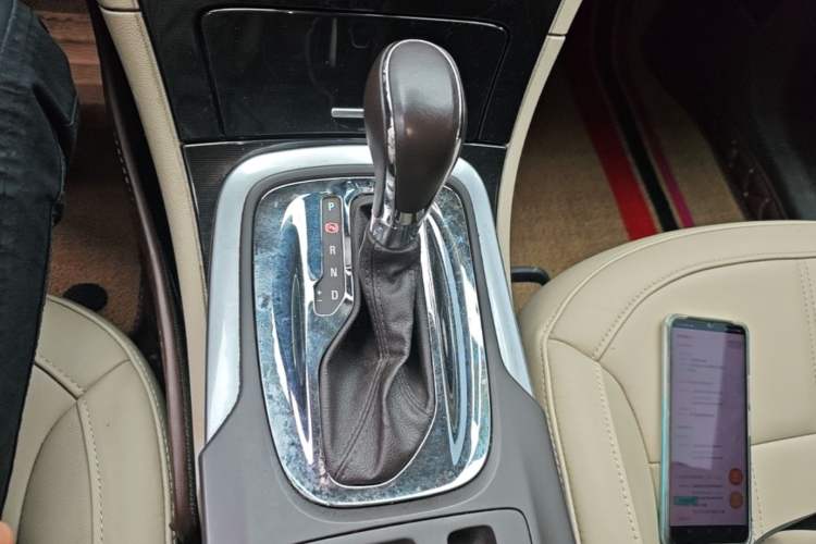 Used Buick Regal 2015 2.0L Elite Fashion Edition Gear Lever