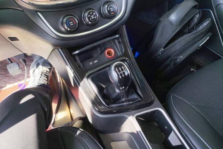 Used Baojun 560 2015 1.8L manual Comfort trim level Gear Lever