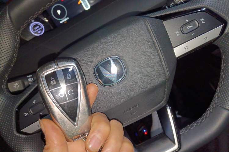 Used Changan UNI-V iDD 2023 ZhiDian iDD 1.5T 113km Smart & Fun Version