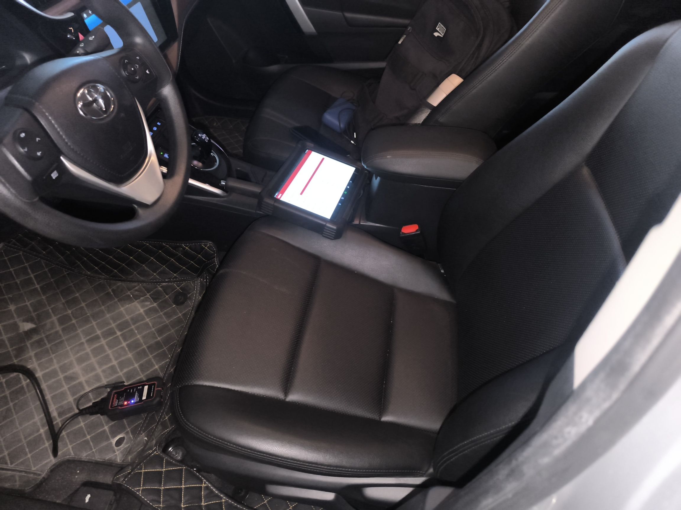 المقاعد الأمامية داخل السيارة