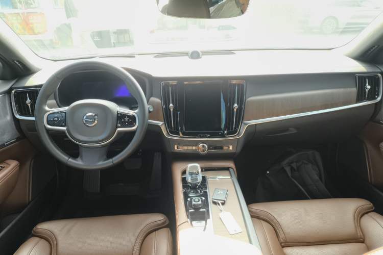 Used Volvo V90 2023 Cross Country B5 AWD Prestige Edition
