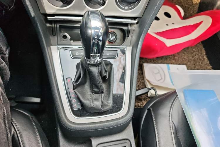 Used Volkswagen Lavida 2013 1.6L Automatic Comfort Edition Gear Lever