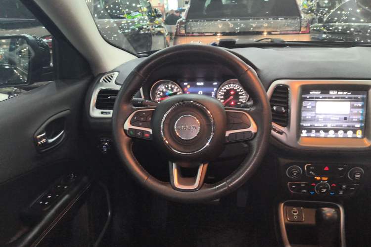 Used Jeep Compass 2017 200T Automatic Family Edition Steering Wheel