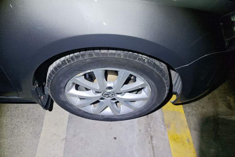 Used Volkswagen Sagitar 2012 1.6L Automatic Comfort Edition Right Front Wheel Hub