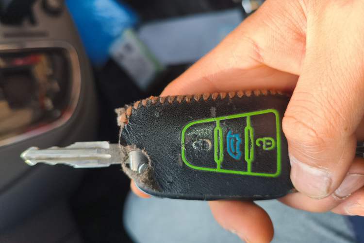 Used SAIC MAXUS Xintu V80 2018 2.5T AMT Elite Edition Short Wheelbase Mid-Roof Design 5-6 Seater Vehicle Key