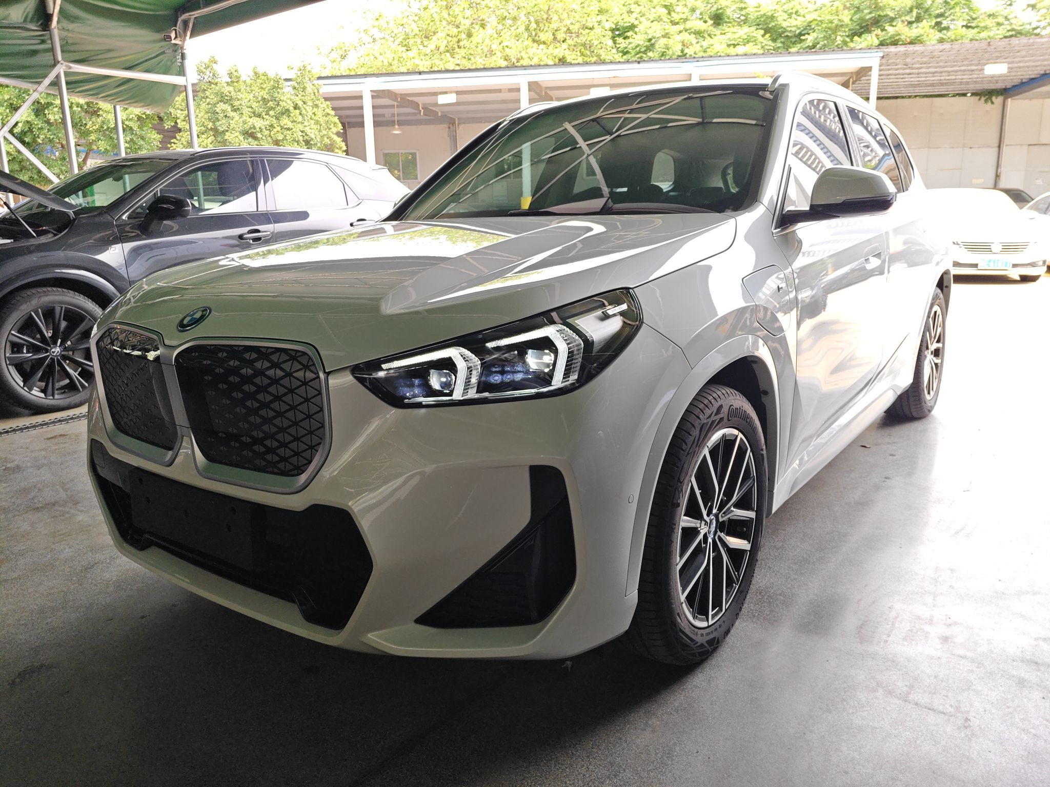 Под передней частью автомобиля