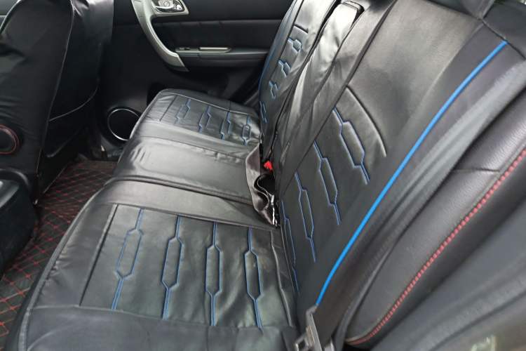 Used Haval H6 2013 Upgraded Model 1.5T Manual Two-Wheel Drive Elite Version Left Rear Seat