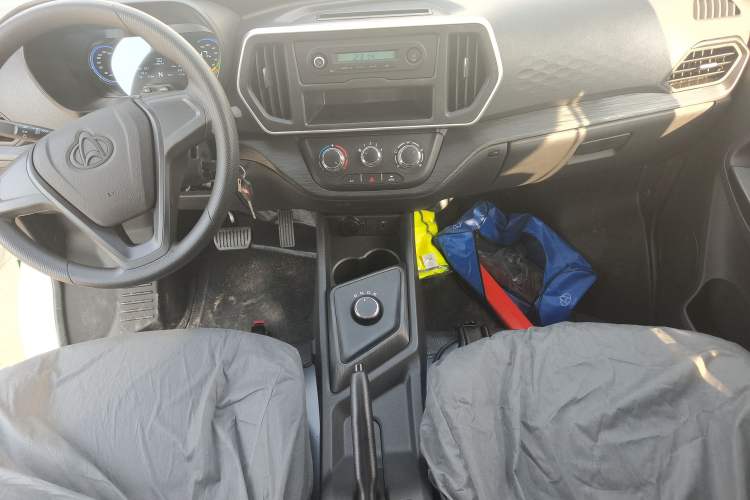 Used Chana Ruixing EM60 2025 Passenger Version Comfort Edition 6 Seats 300 km Range Side-Hinged Doors
