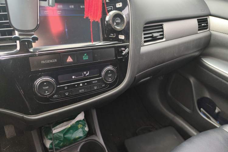 Used Mitsubishi Outlander 2013 2.4L 4x4 Luxury Navigation Edition 5 Seats Audio And AC Panel